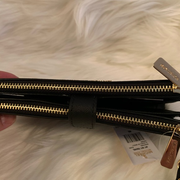 💕🛍 NWT MICHAEL KORS WRISTLET - Picture 3 of 8